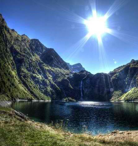 Lac de montagne sous le soleil, Pyrénées